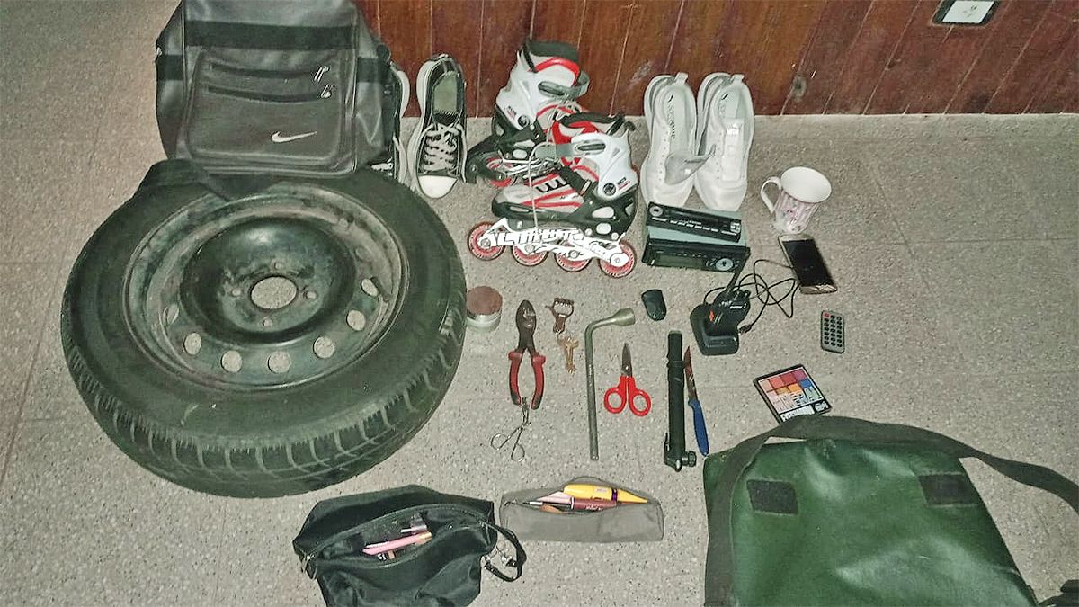 Los objetos secuestrados al hombre que se desplazaba en silla de ruedas por la ciudad de Córdoba.