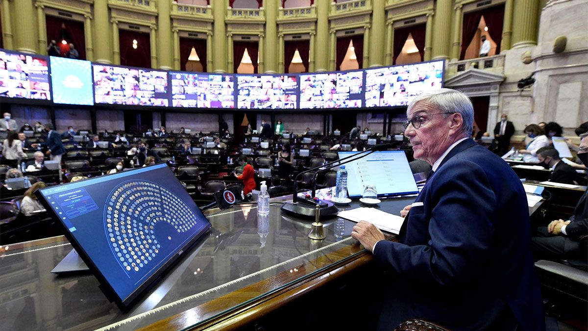 Álvaro González preside la sesión de la Cámara de Diputados que trata