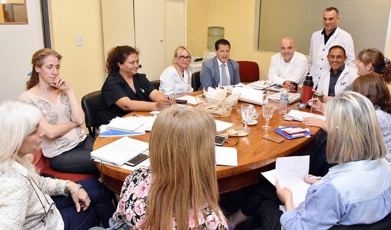 El grupo de especialistas de los Ministerios de Salud de Nación y Provincia, junto a los directivos del Hospital Pasteur. El centro de salud suma un nuevo reconocimiento.
