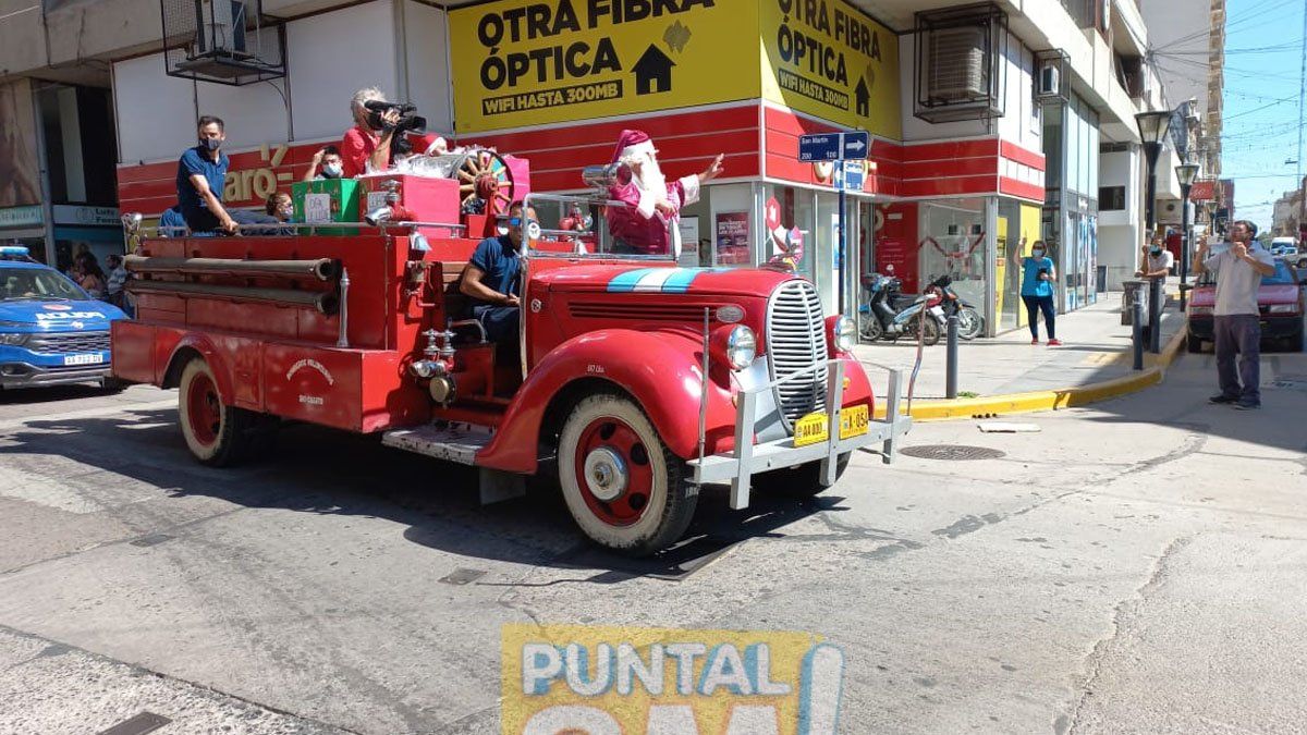 Papá Noel realizó la tradicional caravana en Río Cuarto.