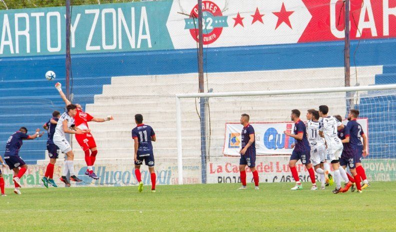 Gastón Chiatti corta un centro, el despeje quedará corto y por poco Atenas no abre el marcador. Fue 0 a 0 en el estadio Albo.