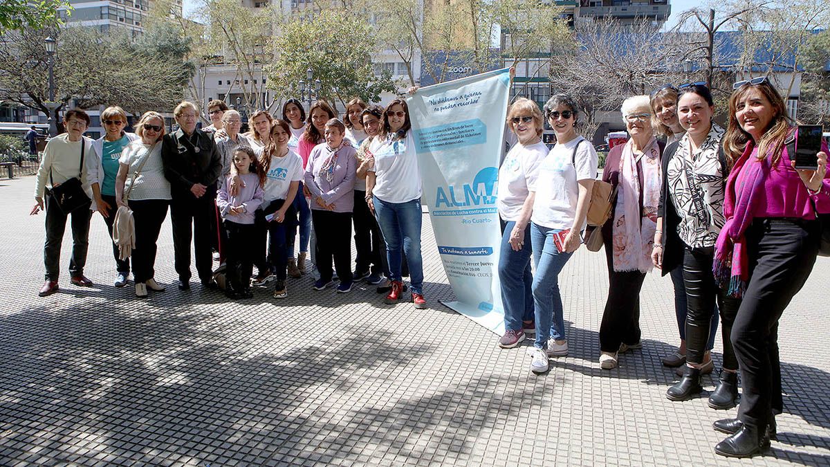Convocatoria en Plaza Roca de la Asoación contra la lucha del Mal de Alzheimer de Río Cuarto.Fotos: Matías Tambone