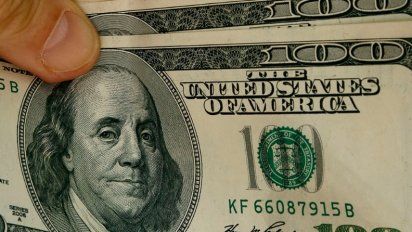El dólar cerró el lunes en baja: $ 28,41