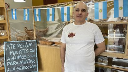 A prender los hornos temprano que juega la Selección: una panadería abre una hora antes