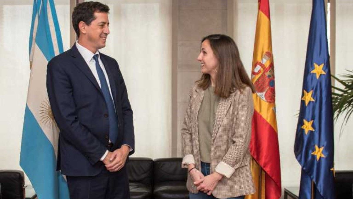 De Pedro junto a la ministra de Derechos Sociales de España