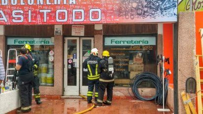 Se prendió fuego una ferretería mientras atendía al público