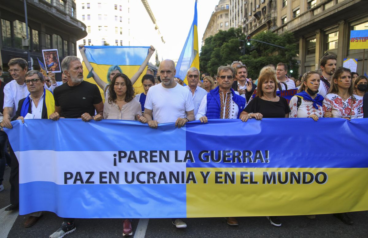 Manifestantes marcharon ayer por el centro porteño expresando su rechazo a la invasión de Rusia a  Ucrania.