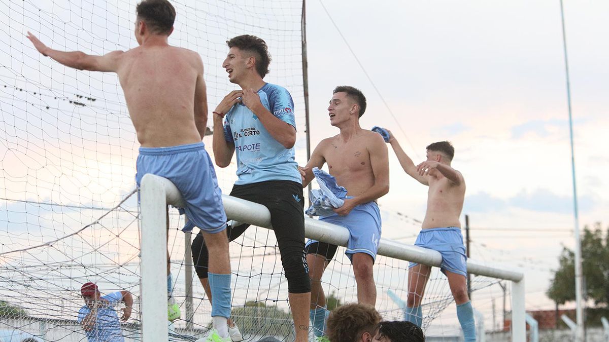 El Celeste de Adelia María venció a domicilio a Alberdi 2 a 1 y se quedó con el torneo Clausura. Foto: Matías Tambone