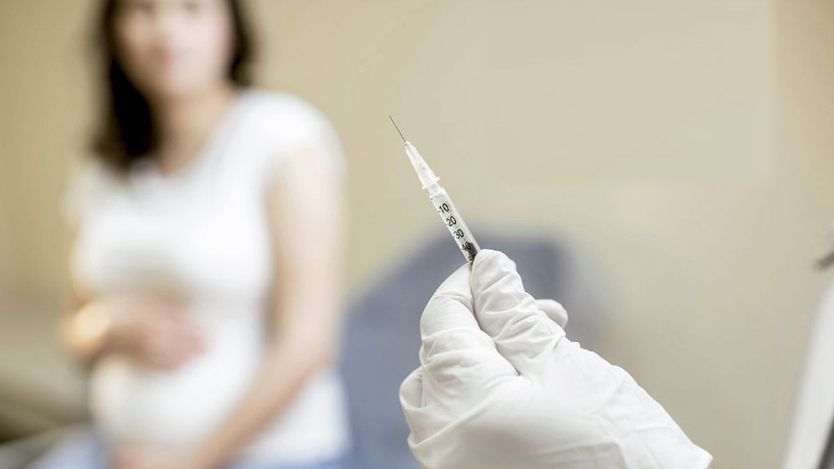 ANMAT acaba de aprobar una vacuna de Pfizer que se aplica en las embarazadas entre las semanas 32 y 36 de gestación