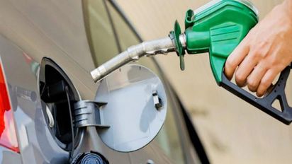 Luego de YPF, otras dos petroleras bajaron los precios de los combustibles