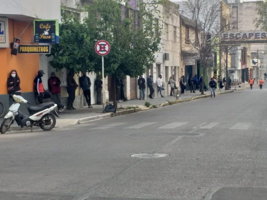 La fila llegó hasta 300 metros.