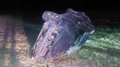 Coronel Baigorria: dos jóvenes debieron ser asistidos luego de volcar con su camioneta