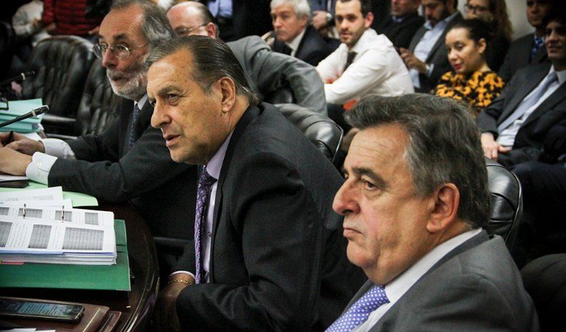 Los consejeros oficialistas Mario Negri , Angel Rozas y Pablo Tonelli.