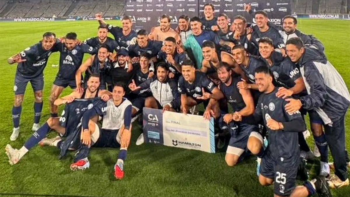 Los jugadores de Independiente Rivadavai celebran la victoria que los lleva a la final de la Copa Argentina