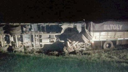 Volcó el acoplado cargado con maní cuando iba hacia Alejandro Roca