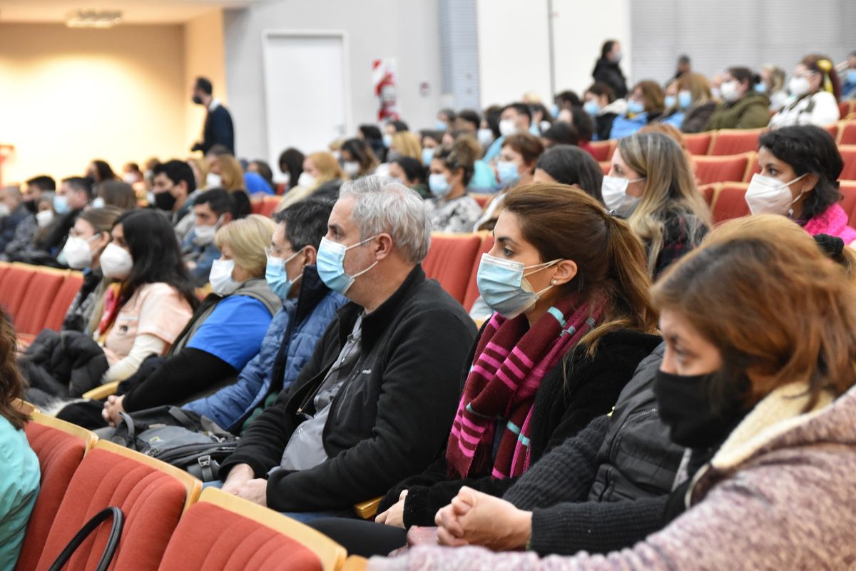Agentes de salud y estudiantes participaron de la charla magistral en el auditorio de la UNVM.