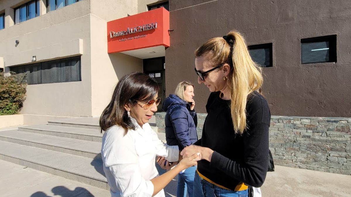 Realizaron un abrazo simb lico en el colegio Dante Alighieri por