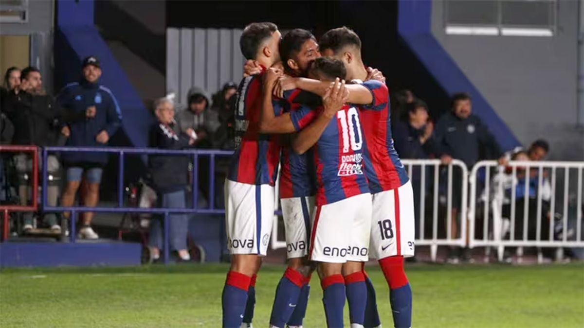 San Lorenzo festeja el gol de Tarragona a Godoy Cruz por el partido de la 9ª fecha de la Copa de la Liga