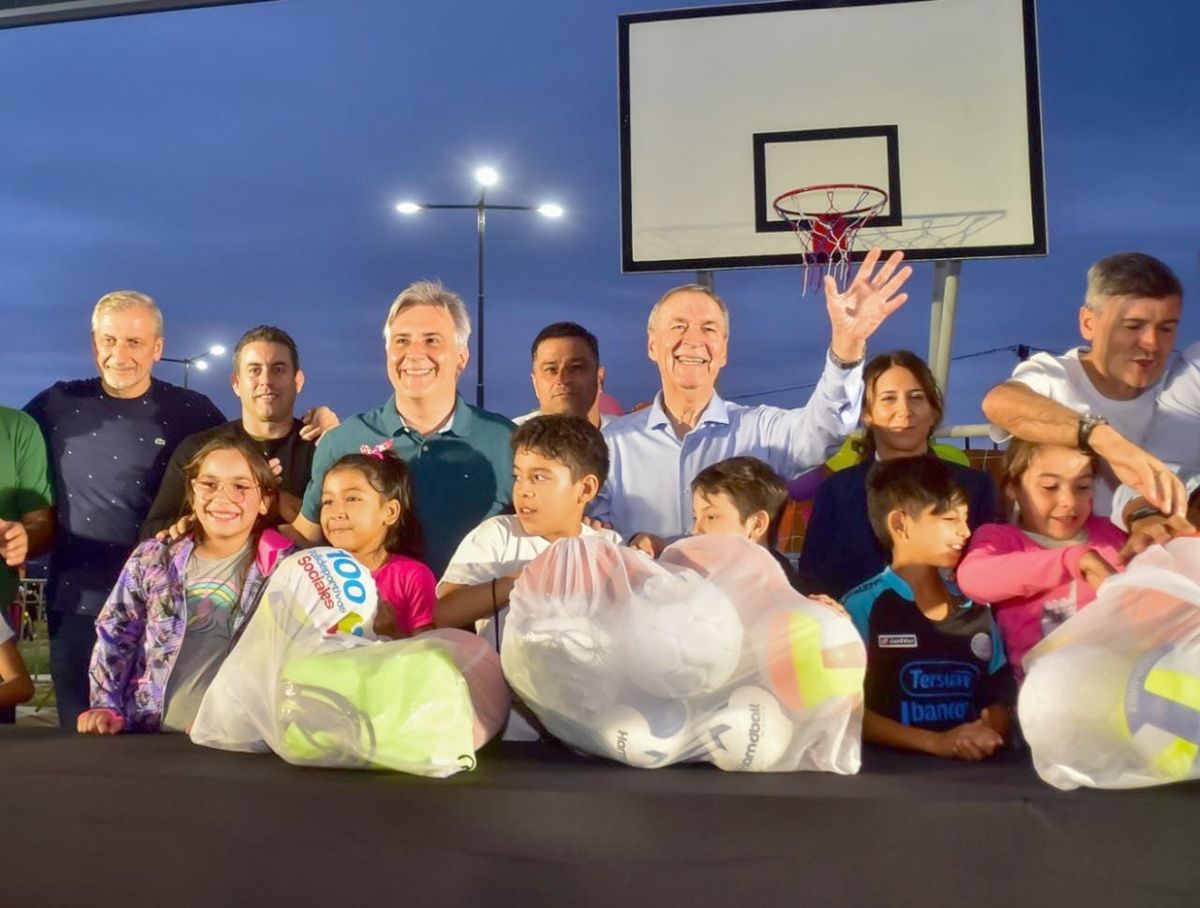 Llaryora y Schiaretti, durante la inauguración del nuevo playón polideportivo.