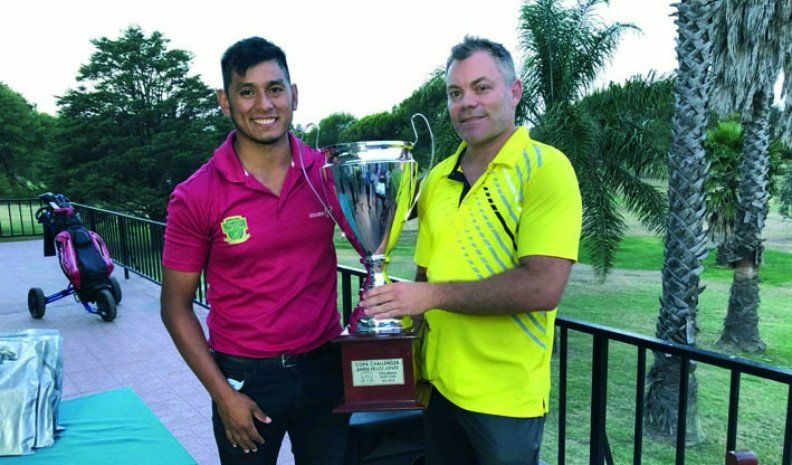 Lucas Falco, integrante de la dupla que logró el mejor score neto del torneo, y la Copa Challenger en juego, entregada por el profesor Alexis Herrera.