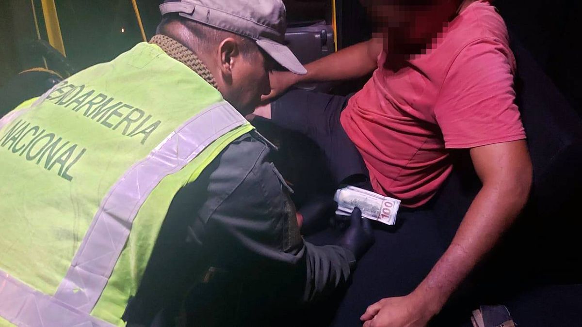 Gendarmes detectaron el dinero oculto en la vestimenta de un hombre que viajaba como acompañante en un camión procedente de Misiones.