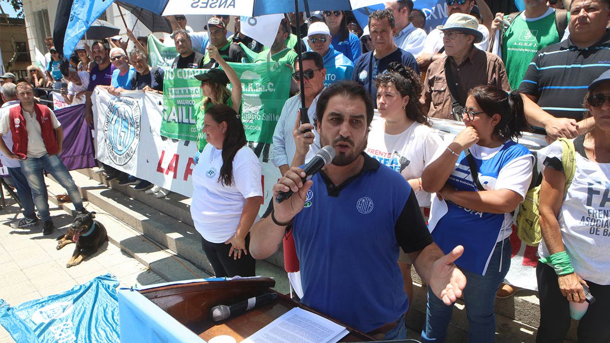 Muchos manifestantes participaron en la ciudad de la marcha contra el gobierno de Milei. Foto: Matías Tambone.