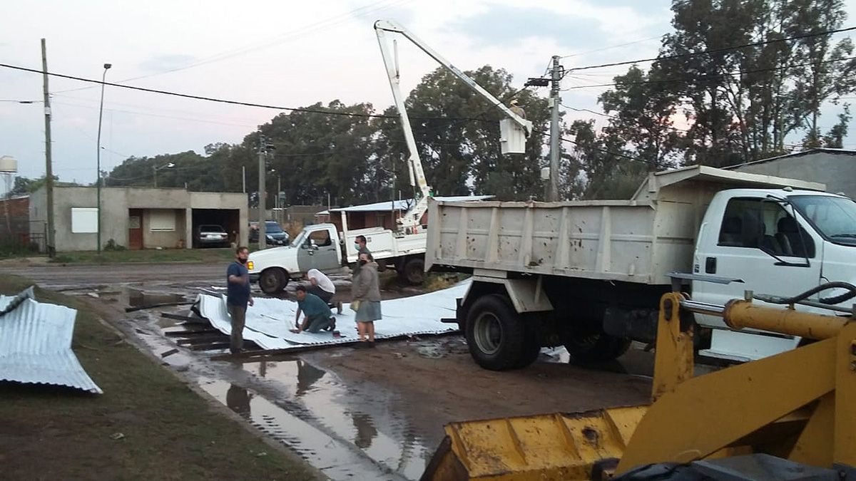 El techo que fue arrancado de cuajo de una casa al sur de la ciudad