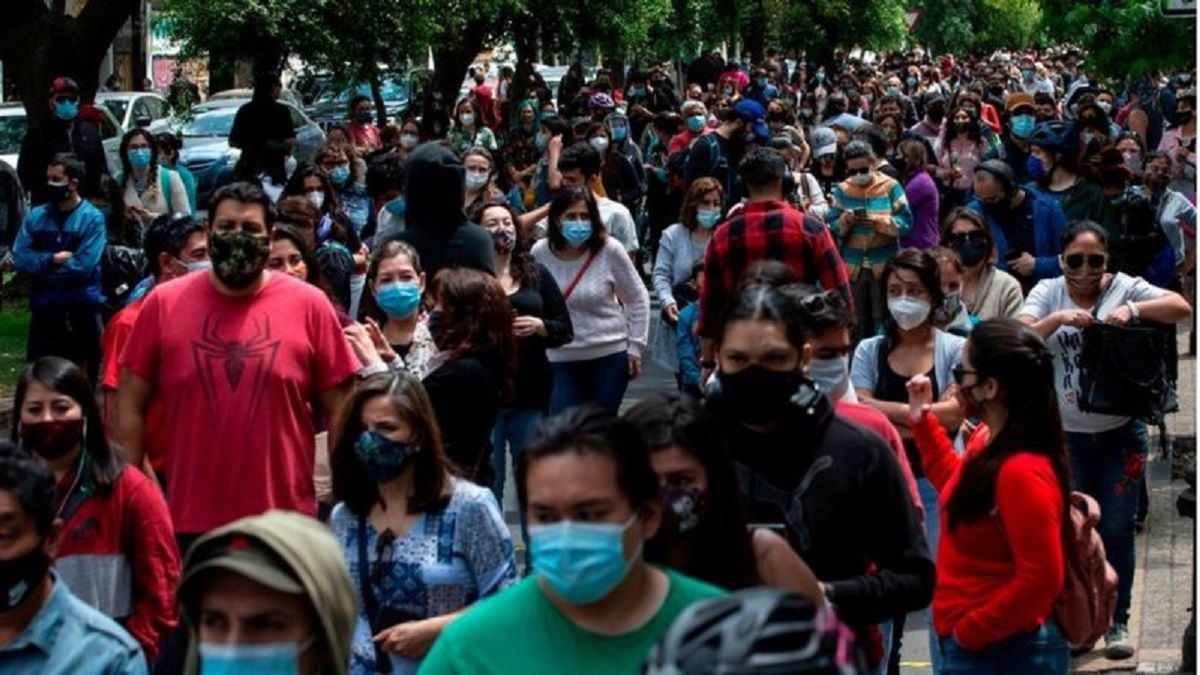Largas filas y estrictas medidas sanitarias marcan el histórico plebiscito  chileno