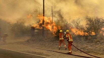 En medio de un alerta por vientos, combaten un incendio en la zona de La Cumbre