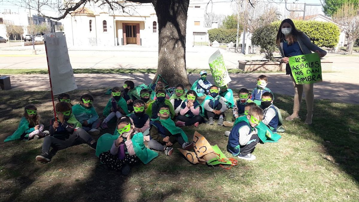 Alumnos del jardín de infantes Emilio Olmos concientizaron sobre la importancia del cuidado de los árboles en Cabrera. 