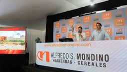 Roberto Mondino en el martillo, durante el remate que abrió la Expo Rural de Río Cuarto. A su lado, Marcos Mondino, el gerente general de la firma.
