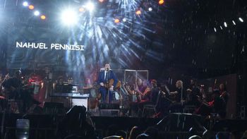 Cantando bajo la lluvia, Nahuel Pennisi cautivó al público que no se fue del Anfiteatro
