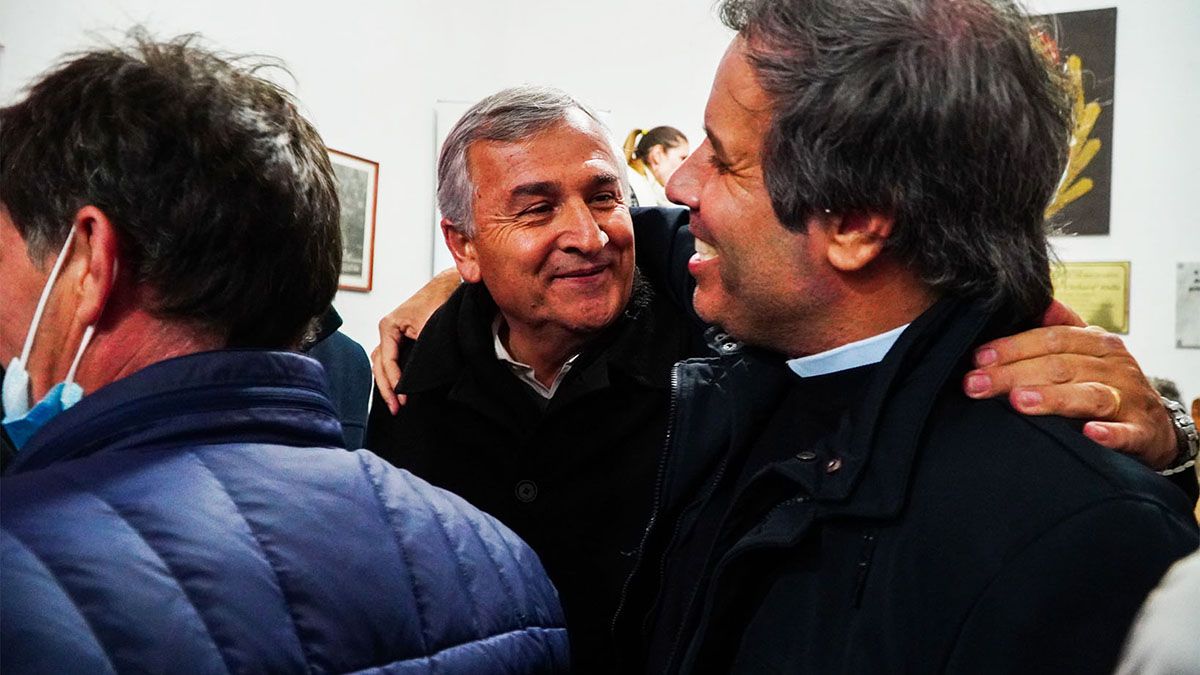 Gerardo Morales se saluda con Gastón Manes en la Casa Radical.