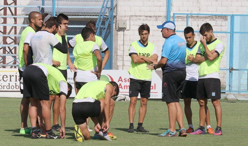 El técnico Marcelo Vázquez todavía no definió quiénes serán los once que debutarán en el Pentagonal final.
