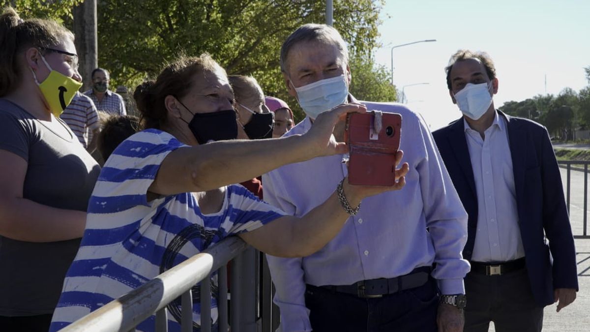 El gobernador se mostró junto a los vecinos en Banda Norte.