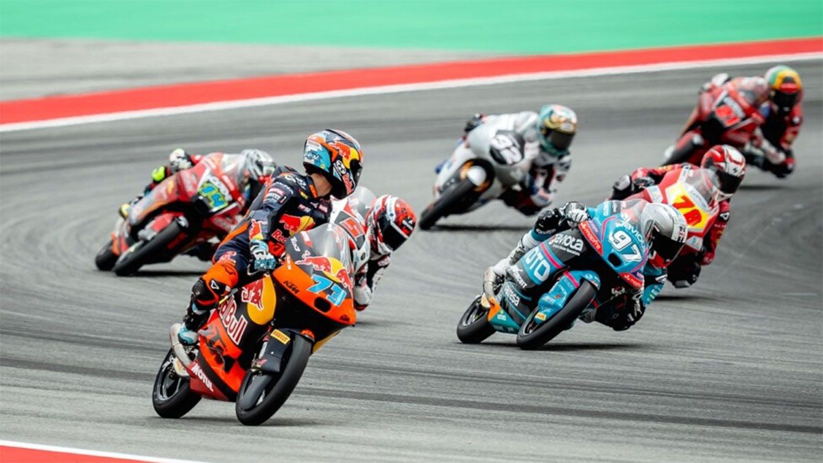 Valentín Perrone (71) y Marco Morelli (97), los argentinos que compiten en Moto3 y quedaron 5º y 9º el primer día de actividad en Montmeló