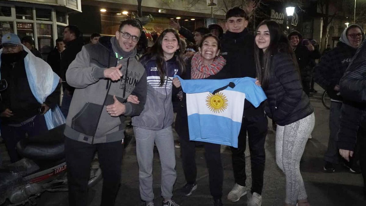 Los festejos en la plaza Roca por el Triunfo de la Selección Argentina en la Copa América. Foto: Andrés Oviedo