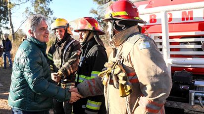 El gobernador sobrevoló el incendio en el cerro Champaquí