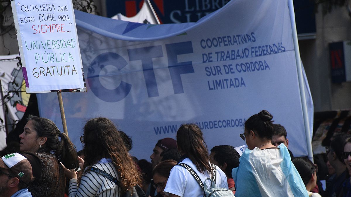 La masiva movilización en Río Cuarto en respaldo a las universidades. Foto: Estela Zogbe.