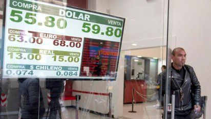 El primer día de aplicación del cepo parcial, el dólar se desplomó a $ 58,41
