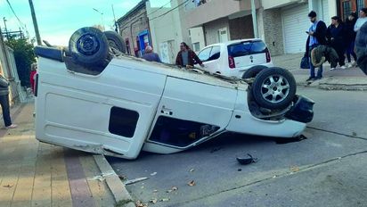 Choque y vuelco en el centro: no hubo heridos graves