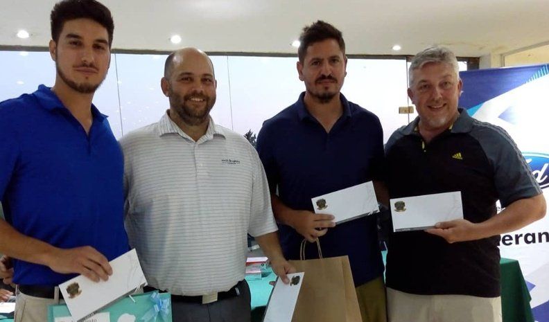 Gómez, Cardozo y Cerezole, junto a Mauricio Veneranda, gerente de la empresa auspiciante del torneo del fin de semana. Jugarán el Kinetic Design InvitationalGolf en Buenos Aires.