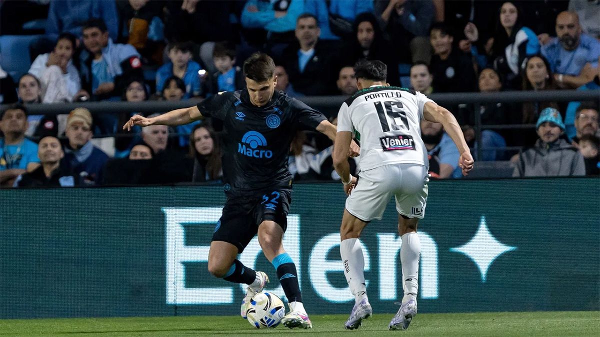 El extremo Julián Mavilla encara ante la marca del defensor Ayrton Portillo.