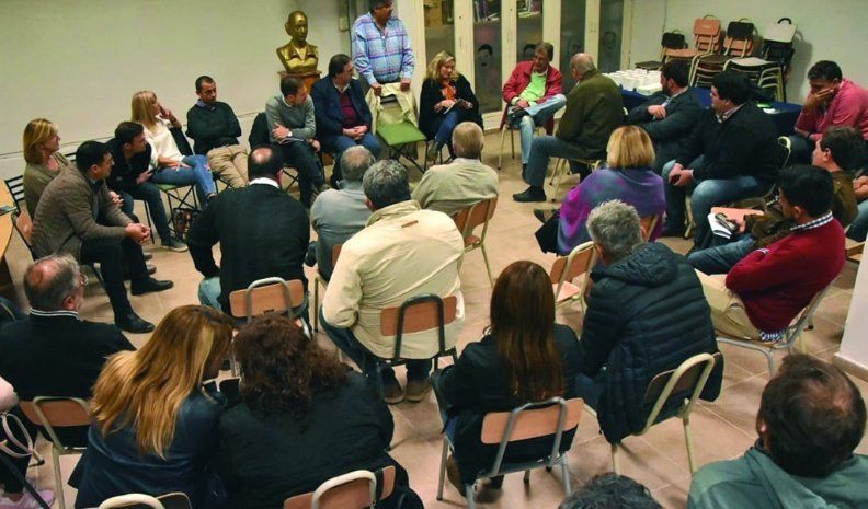 En la sede del Partido Justicialista, Gill convocó a intendentes y dirigentes del peronismo local y regional.