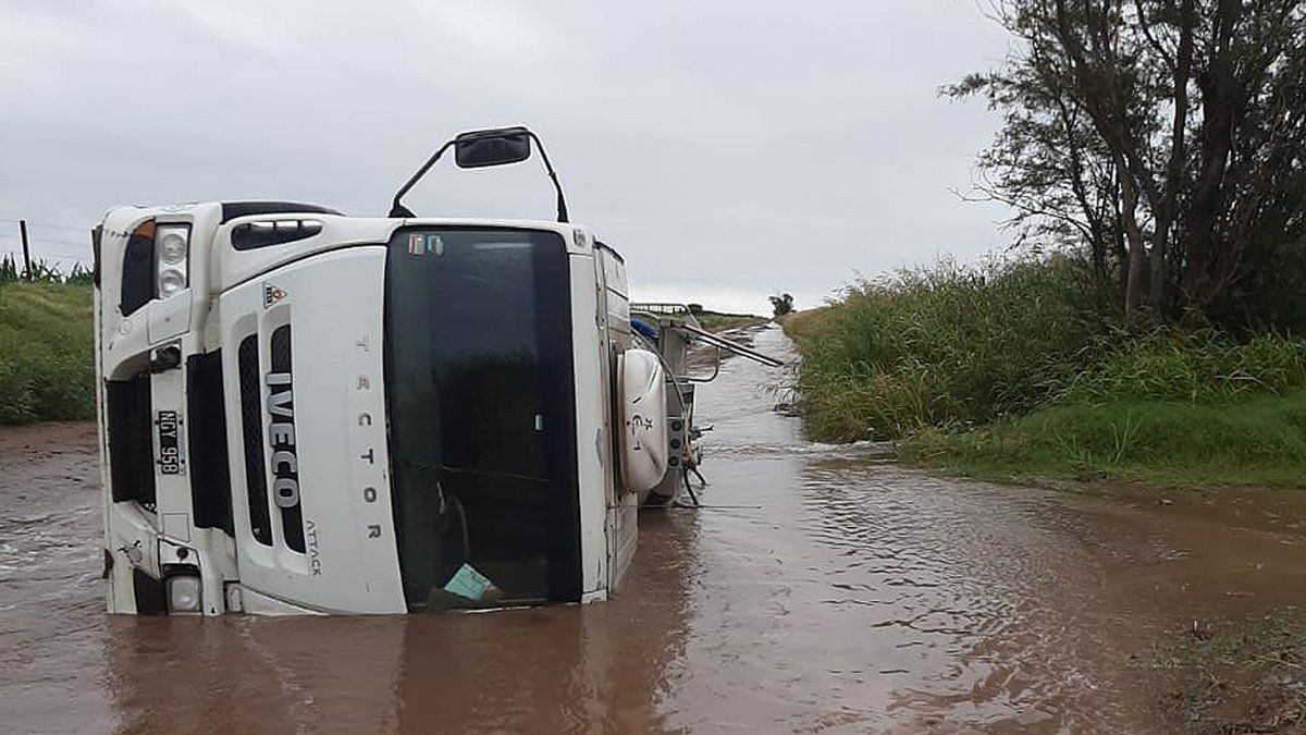 Un camión que recolecta la leche de tambos volcó en  la ruta provincial N°10.