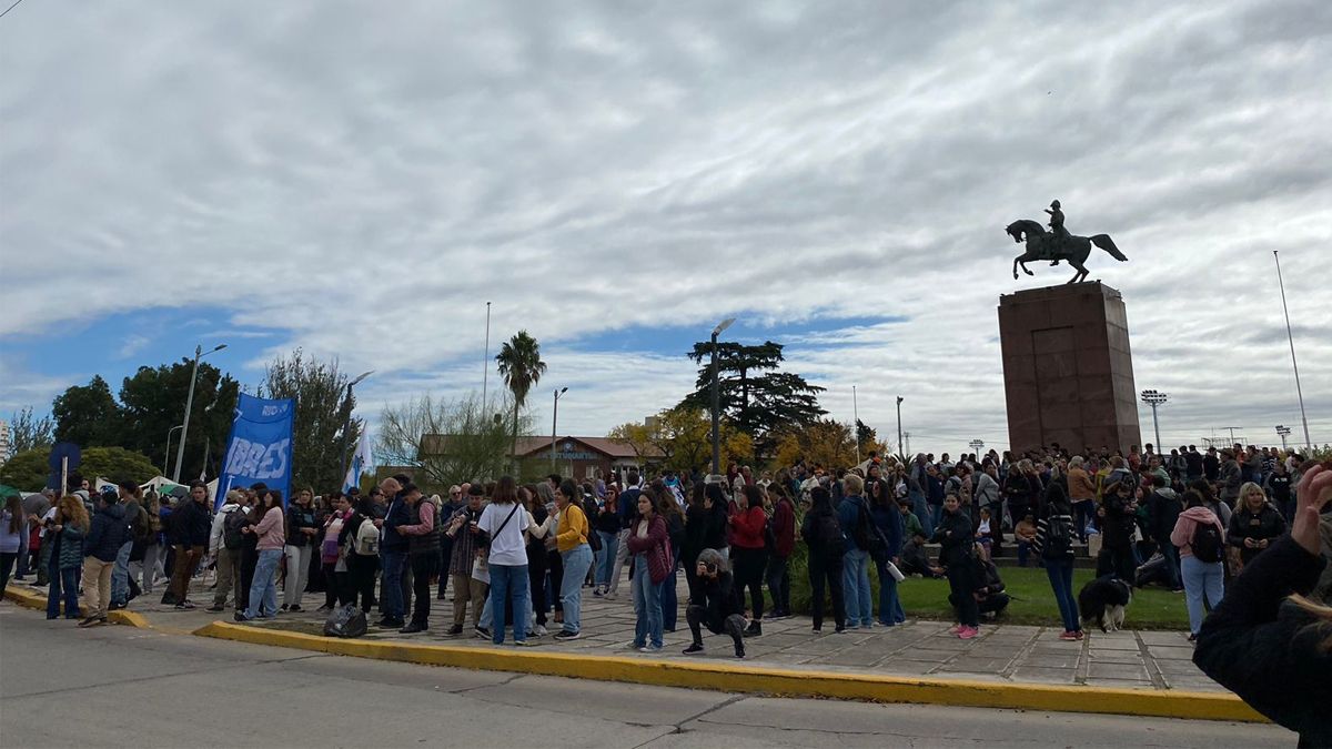 Multitudinaria marcha en defensa de la educación pública