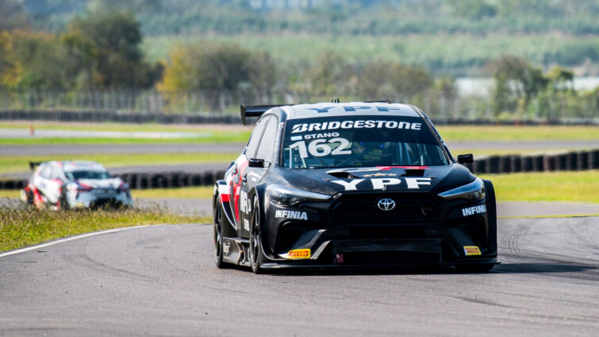 Emiliano Stang con un Toyota Corolla GR, la nueva generación del TC 2000