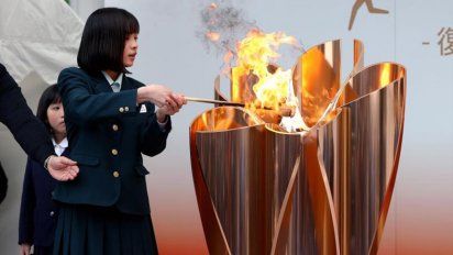Exhiben en Tokio la llama olímpica con optimismo para realizar los Juegos