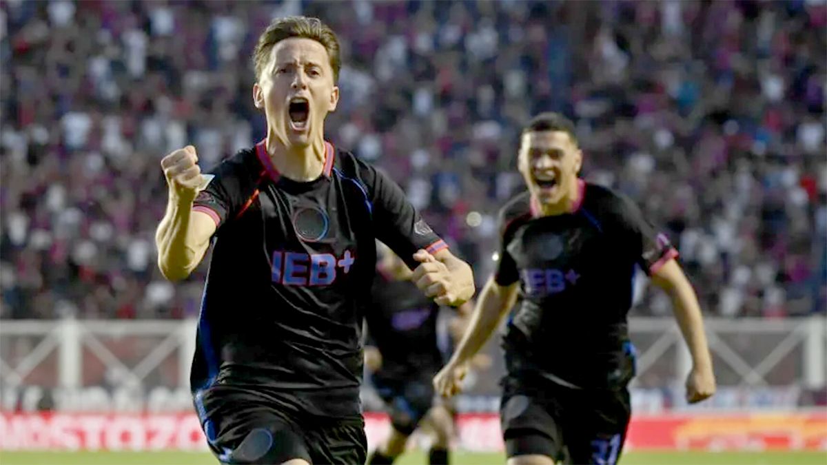 Tripichio celebra su gol en el inicio de San Lorenzo ante Sarmiento, partido que terminó empatado 1 a 1&nbsp;
