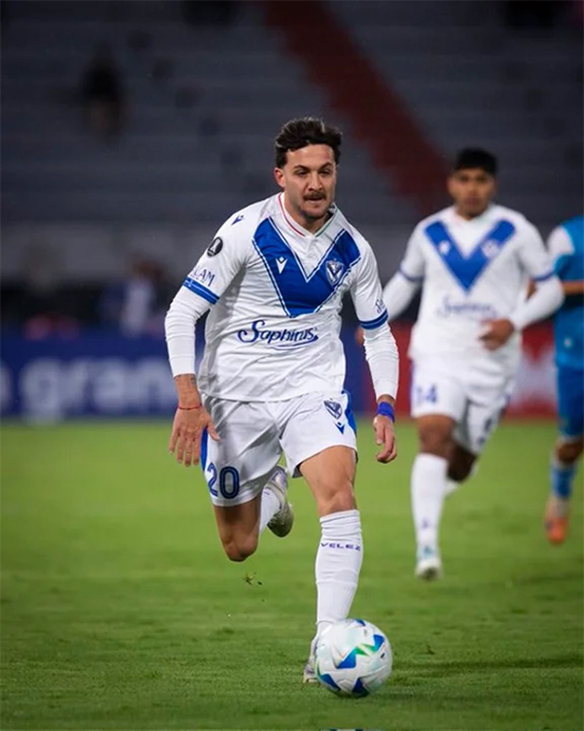 Francisco Pizzini se lleva la pelota por el costado derecho.